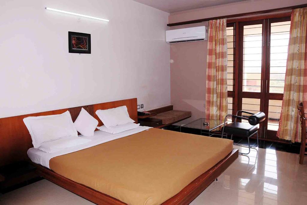 Hotel Rock Regency Toranagallu Exterior foto